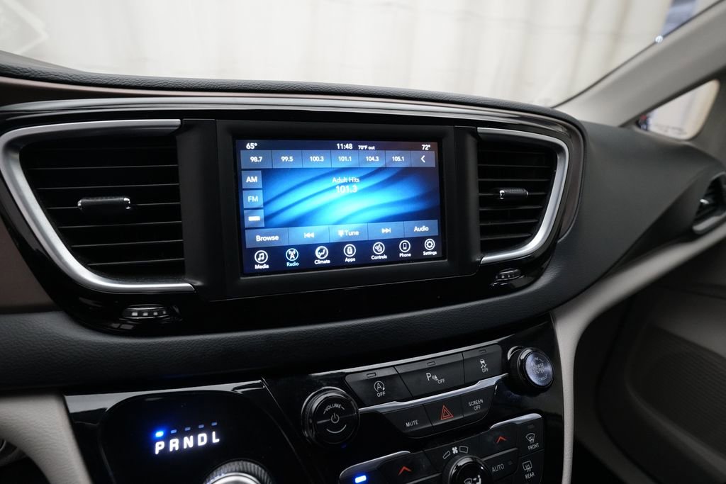 Used 2018 Chrysler Pacifica Touring-L image 6