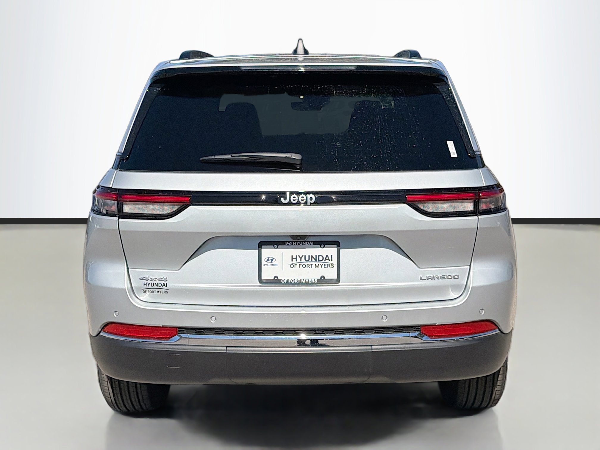 Used 2025 Jeep Grand Cherokee Laredo X image 4