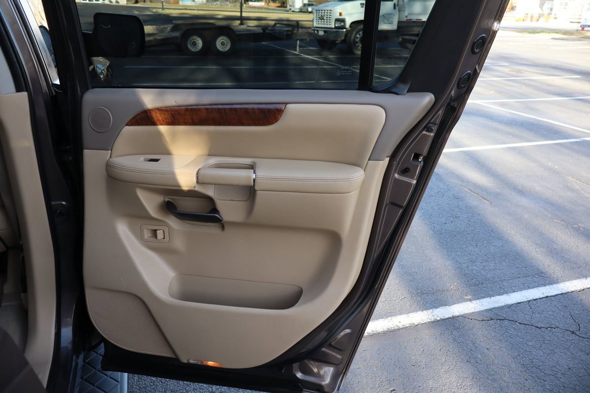 Used 2014 Nissan Armada Platinum w/ 2nd Row Captain Seat Package image 27