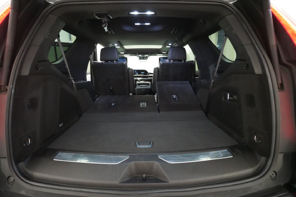 Used 2023 Cadillac Escalade Premium Luxury w/ Performance Package AWD/4WD image 9