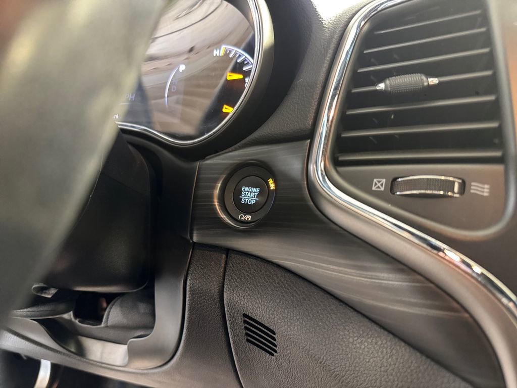 Used 2019 Jeep Grand Cherokee Laredo AWD/4WD image 29