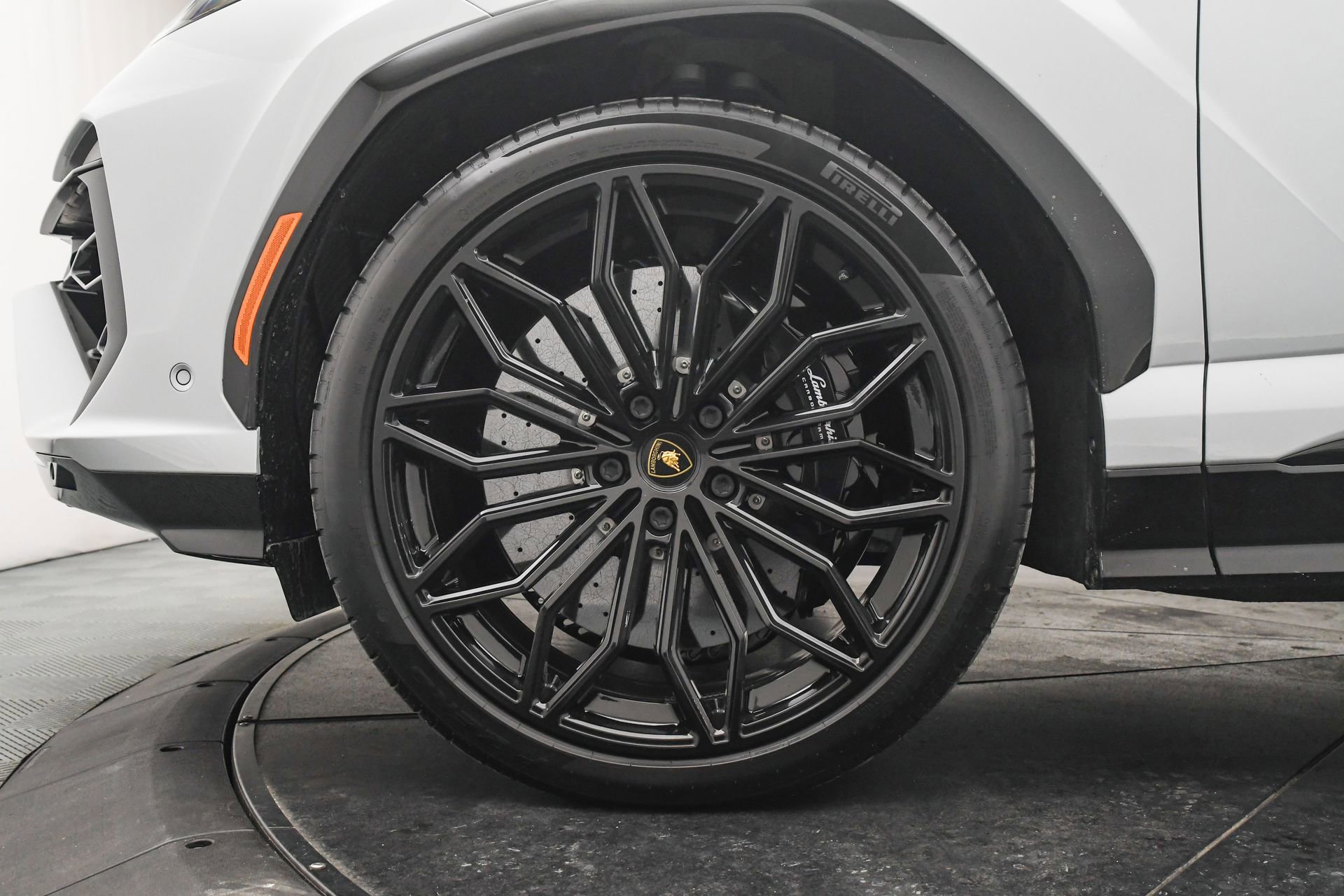 Used 2025 Lamborghini Urus SE image 32