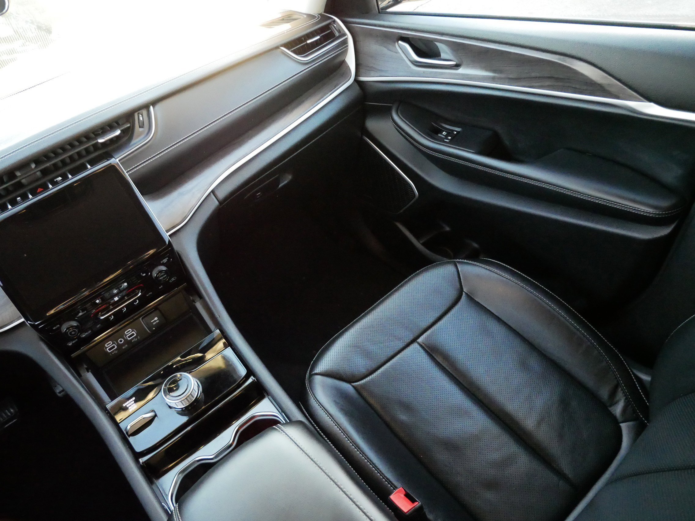 Used 2023 Jeep Grand Cherokee Limited w/ Luxury Tech Group II image 11