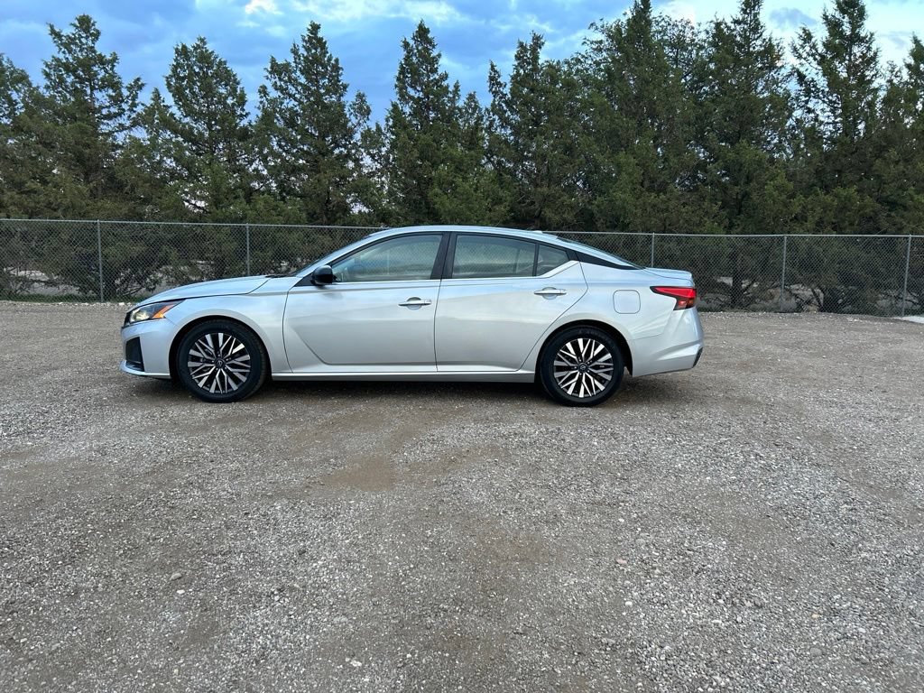 Used 2024 Nissan Altima 2.5 SV FWD image 3