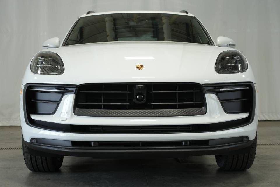 Certified 2025 Porsche Macan AWD/4WD image 11