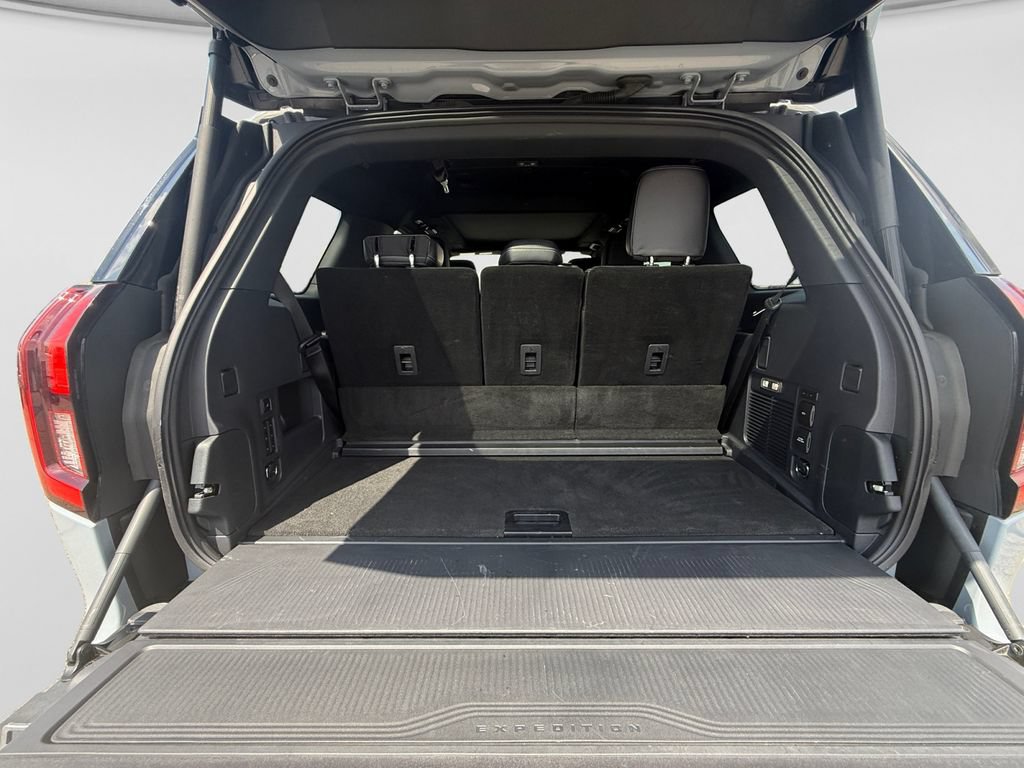 Used 2025 Ford Expedition Platinum w/ Stealth Performance Package AWD/4WD image 5
