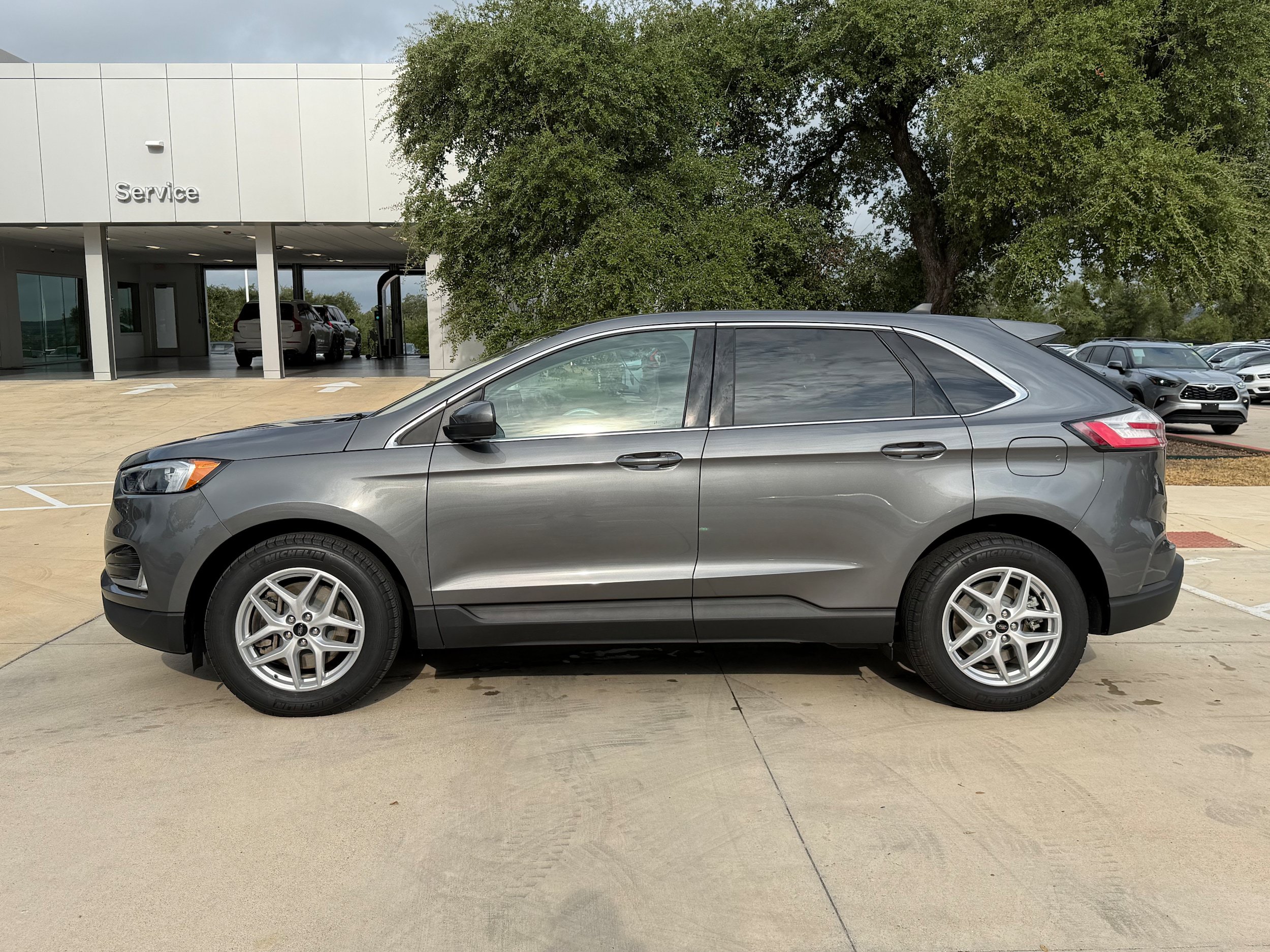 Used 2024 Ford Edge SEL w/ Convenience Package AWD/4WD image 3