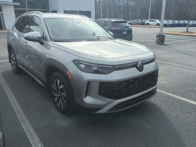 Used 2025 Volkswagen Tiguan S image 3