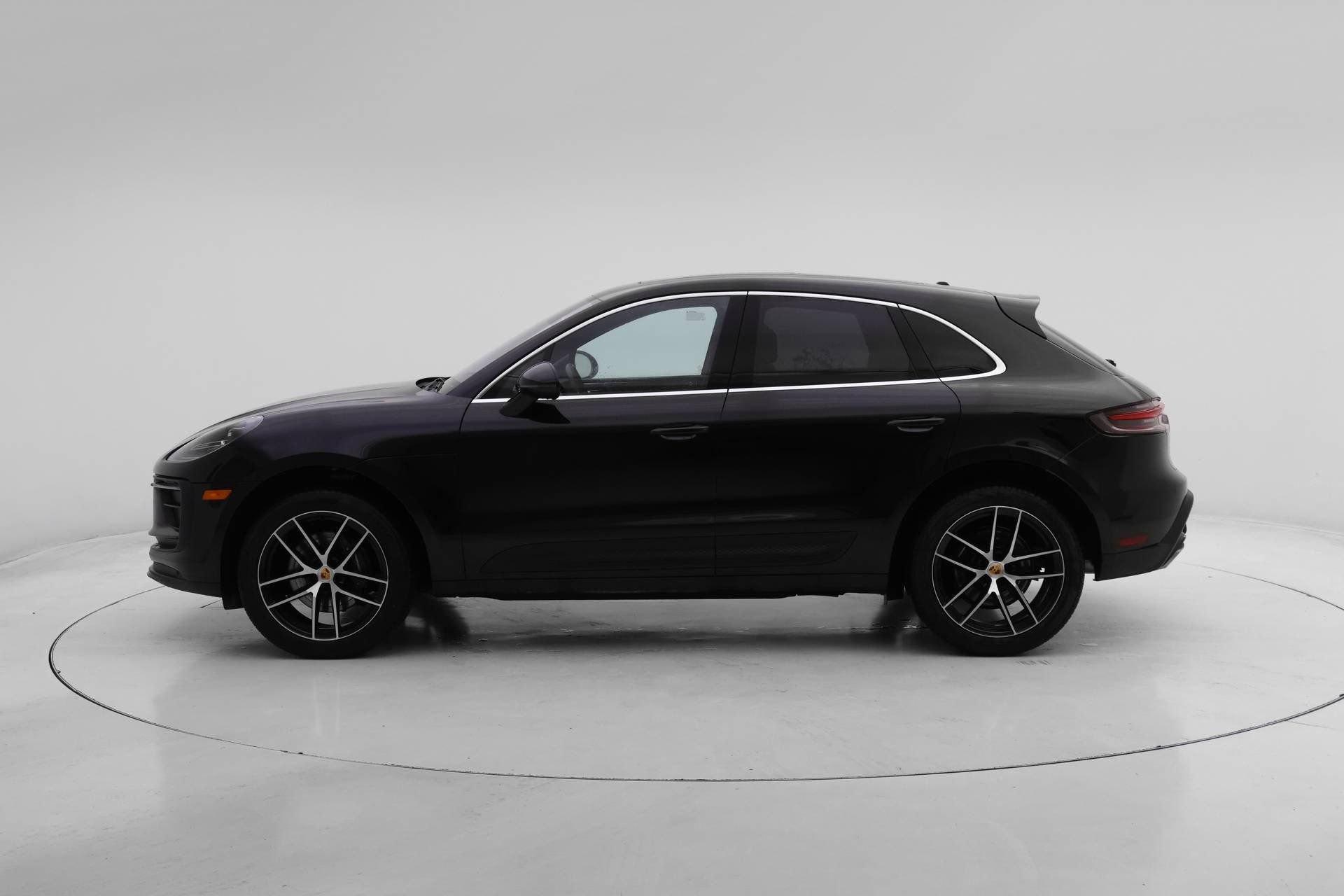 Used 2025 Porsche Macan AWD/4WD image 2