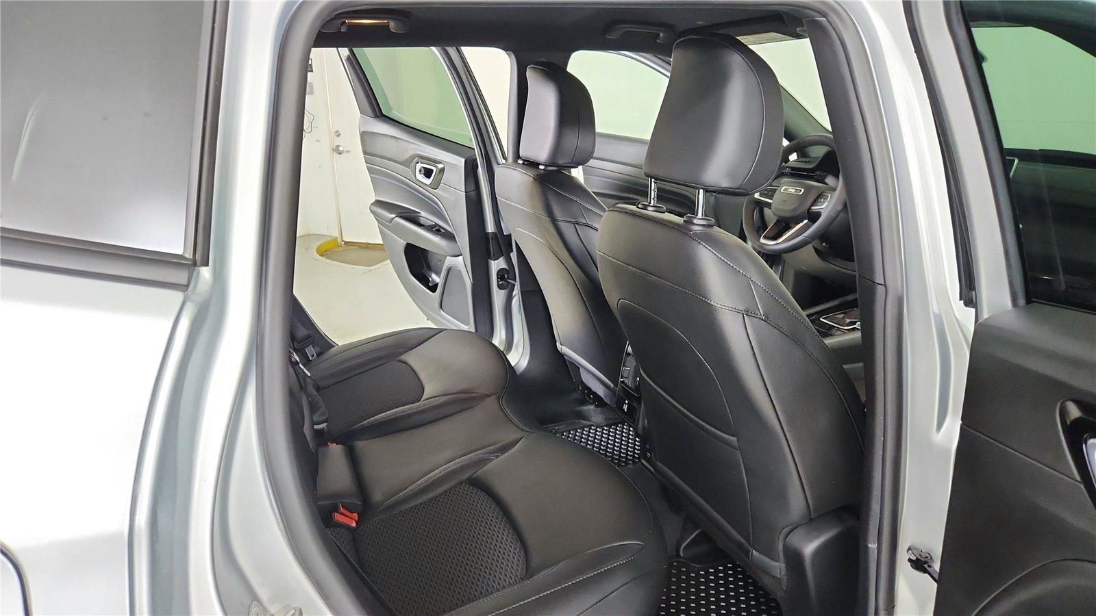 Used 2025 Jeep Compass Latitude w/ Convenience Group image 24