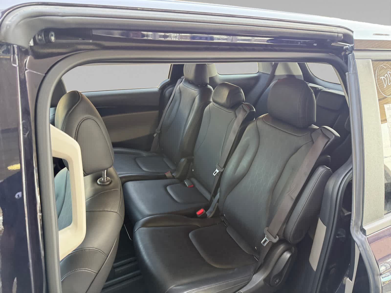 Used 2025 Kia Carnival FWD image 22