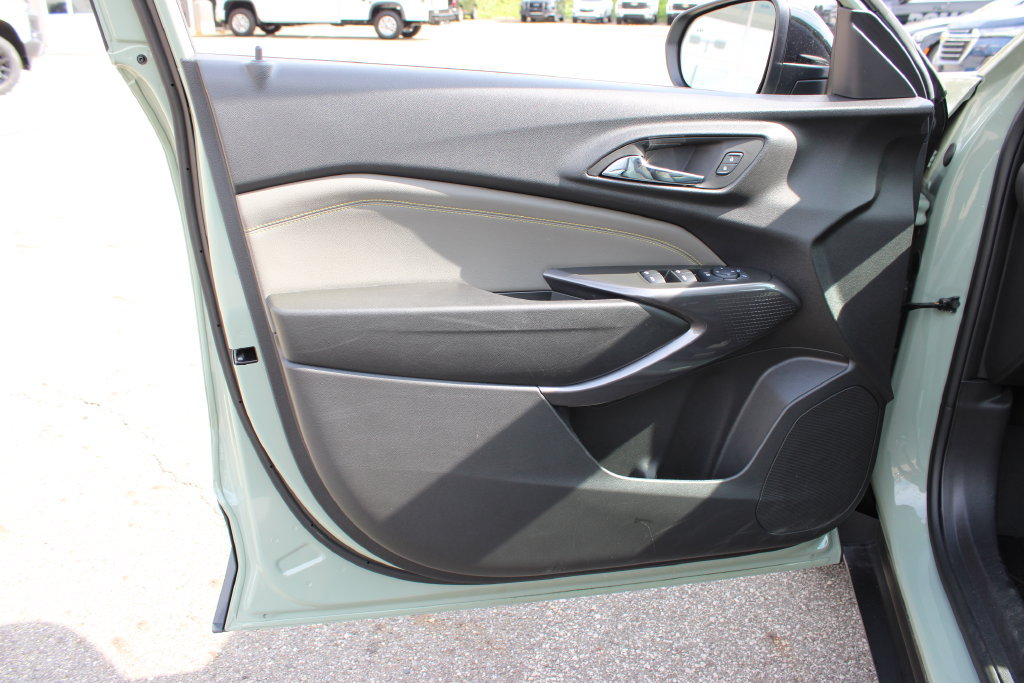 Used 2025 Chevrolet Trax ACTIV w/ Sunroof Package FWD image 7