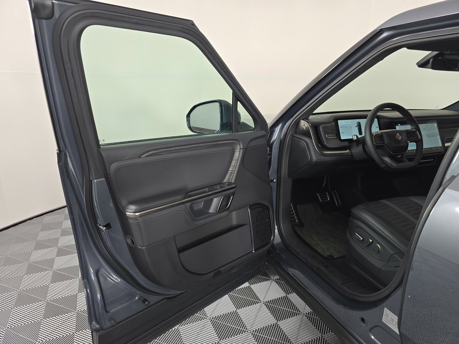 Used 2023 Rivian R1T Adventure AWD/4WD image 16