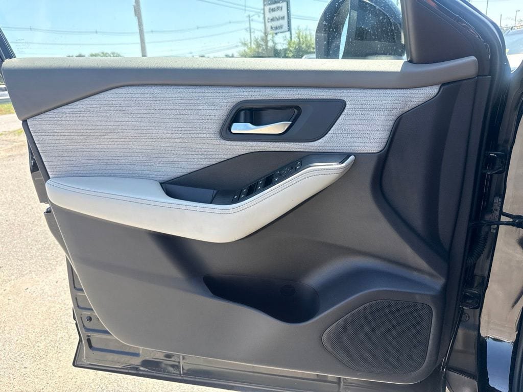 Used 2023 Nissan Rogue SV AWD/4WD image 14