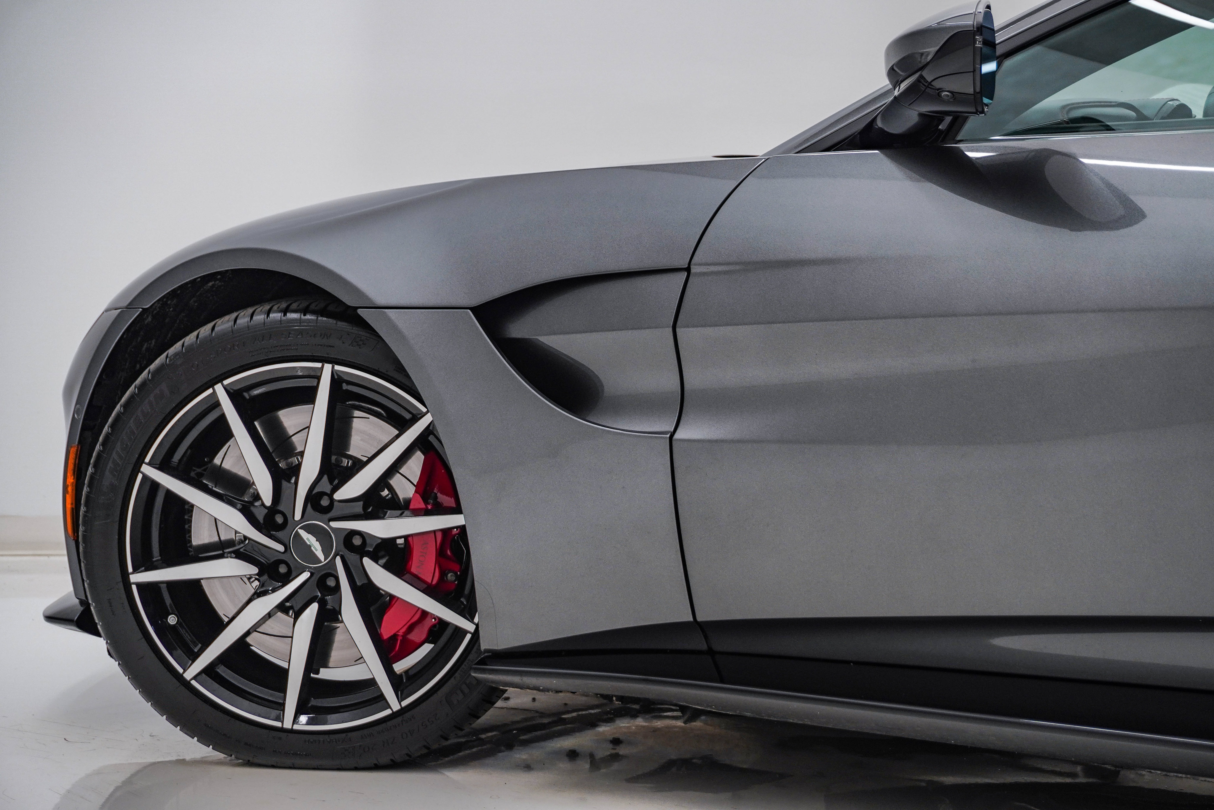 Used 2019 Aston Martin V8 Vantage Coupe RWD image 14