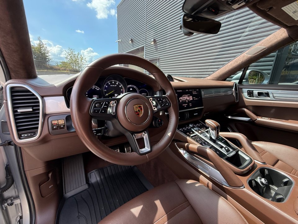 Certified 2020 Porsche Cayenne Turbo S AWD/4WD image 12