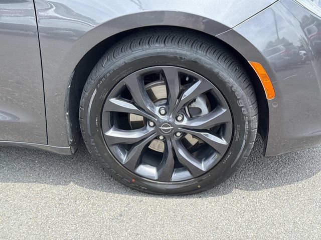 Used 2018 Chrysler Pacifica Limited w/ Advanced Safetytec Group FWD image 7