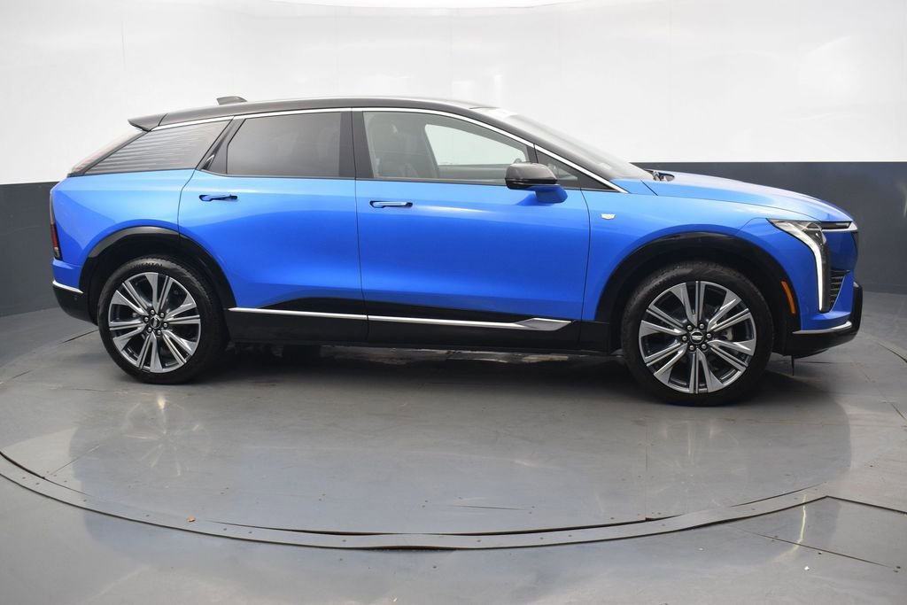 Certified 2025 Cadillac Optiq Luxury 2 AWD/4WD image 7
