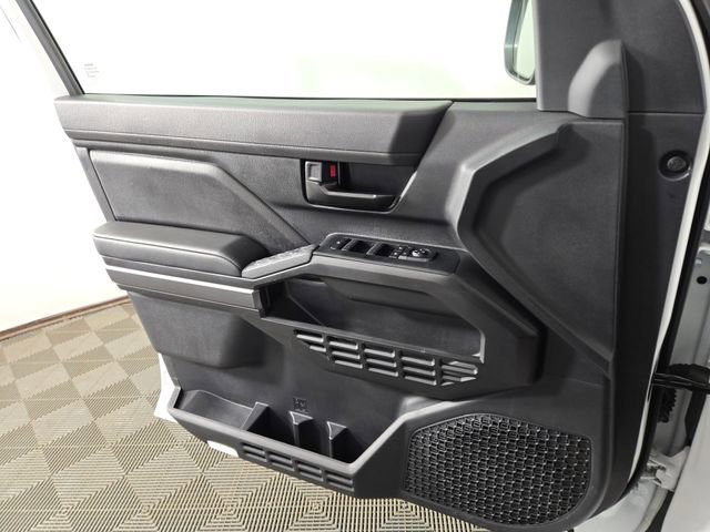 Used 2025 Toyota Tacoma SR5 AWD/4WD image 33
