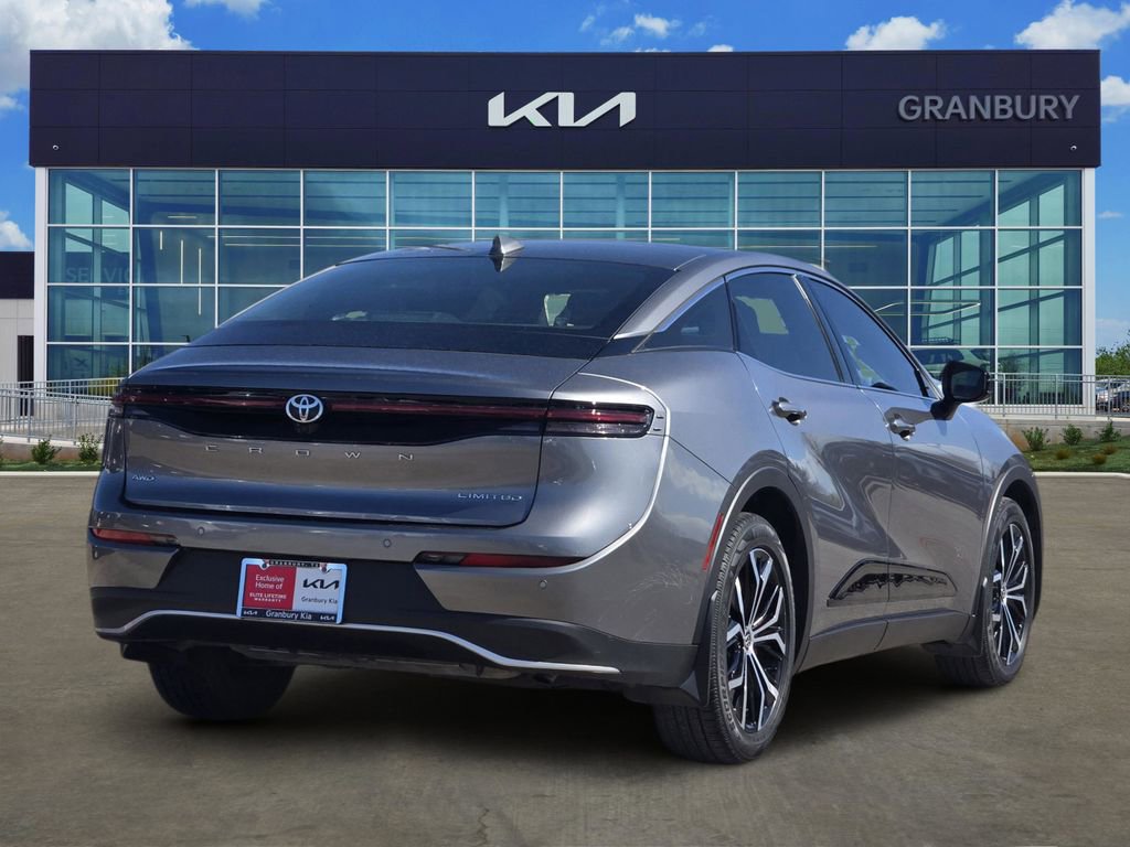 Used 2023 Toyota Crown Limited image 5