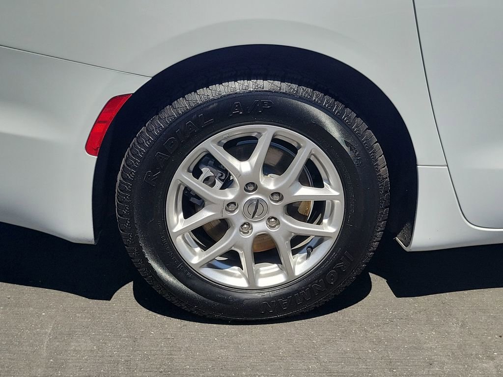 Used 2024 Chrysler Pacifica Touring-L image 6