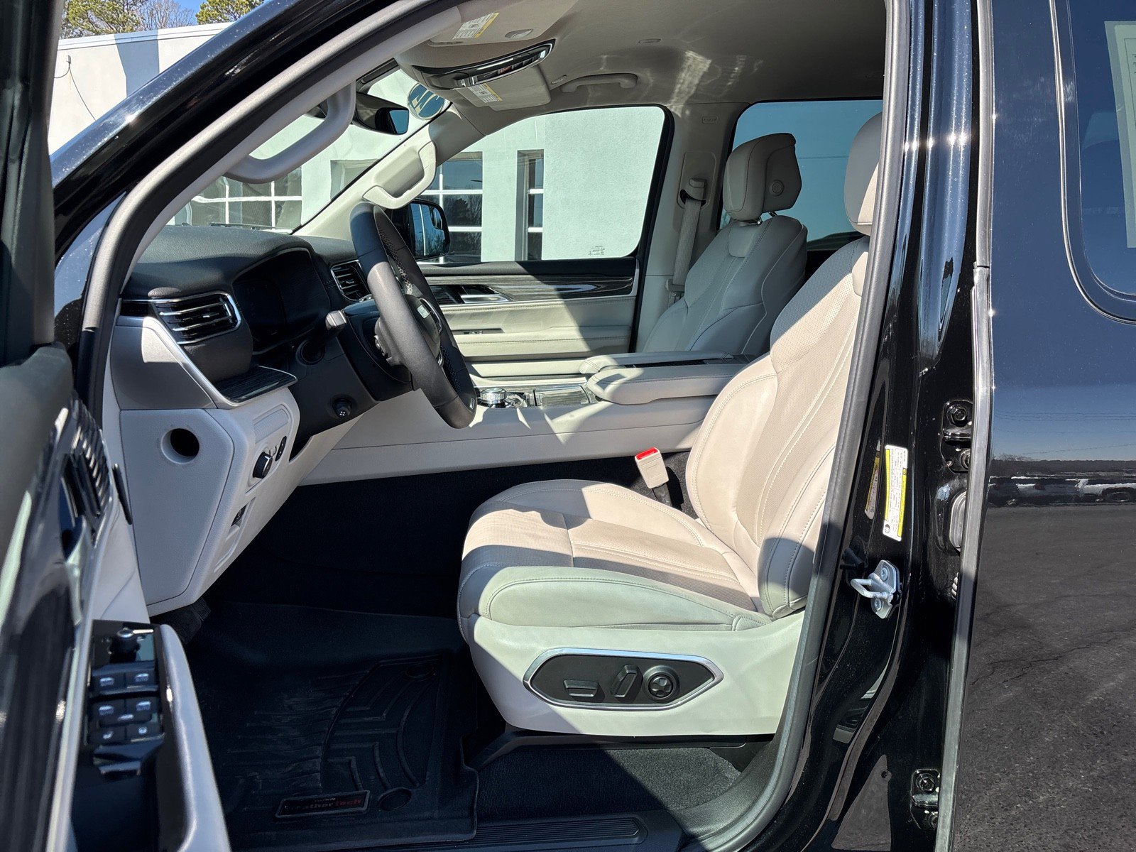 Used 2022 Jeep Wagoneer Series III w/ Flexible Seating Group image 12