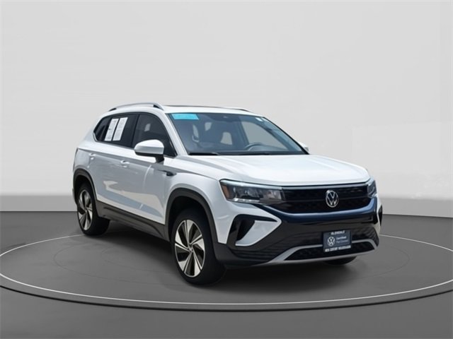 New 2024 Volkswagen Taos SE w/ Panoramic Sunroof Package