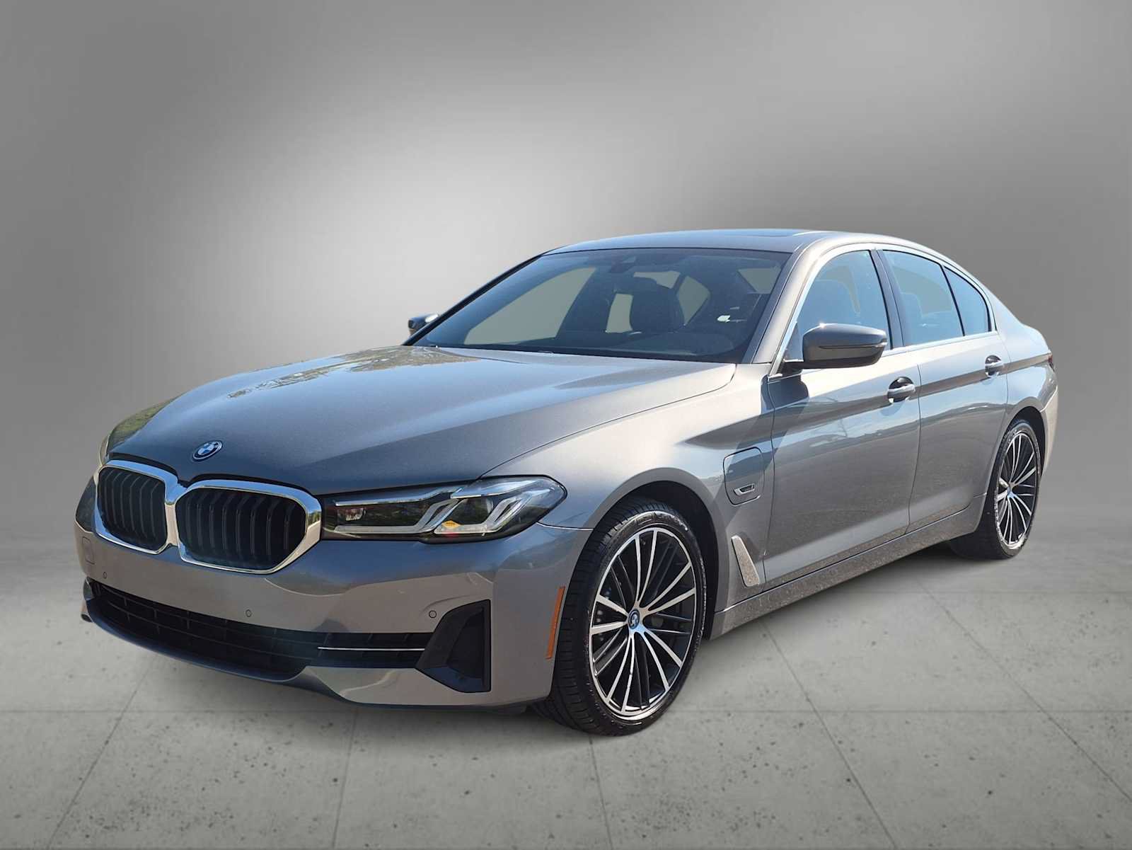 Used 2023 BMW 530e xDrive w/ Convenience Package AWD/4WD image 4