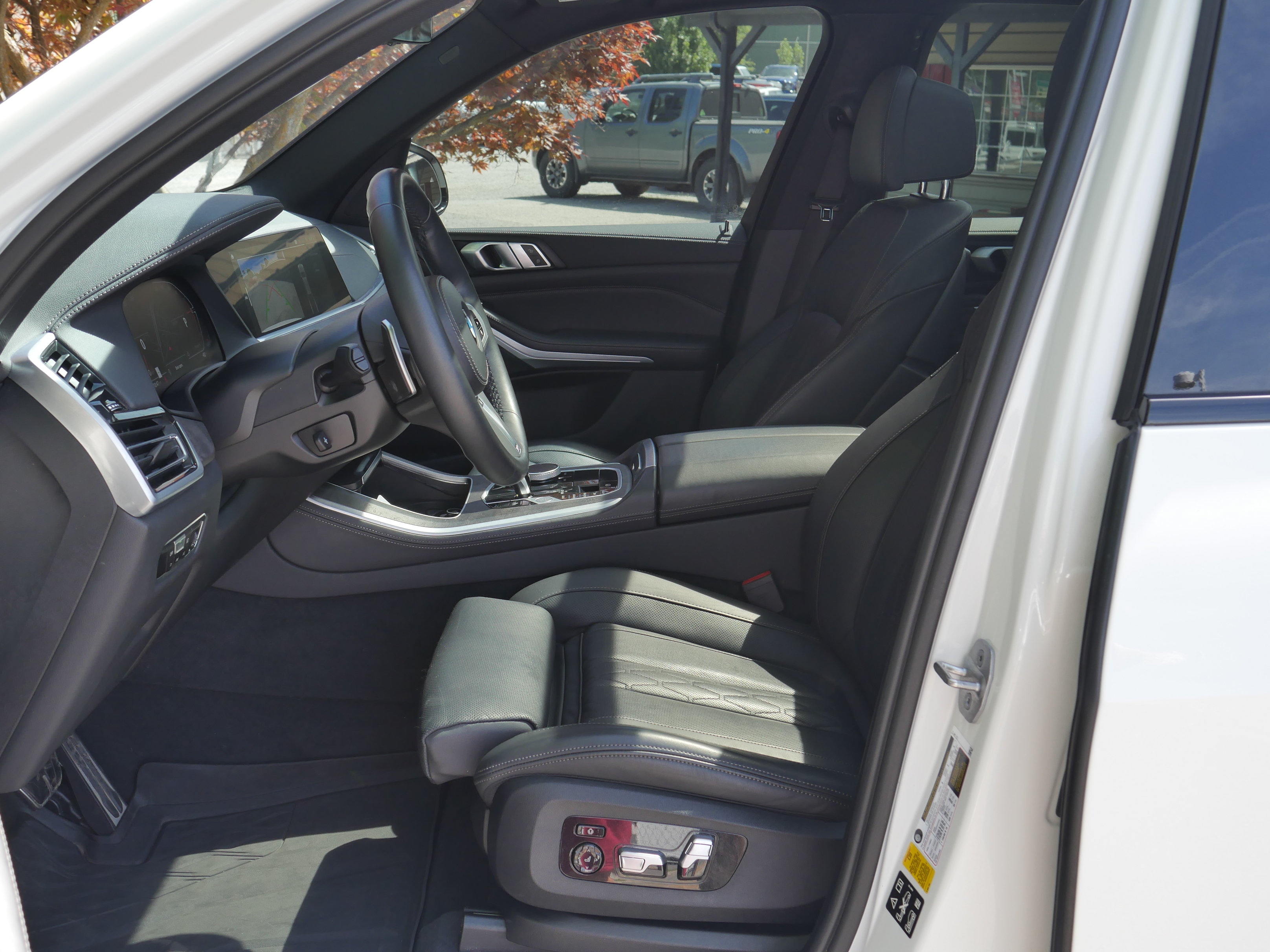 Used 2022 BMW X5 xDrive40i w/ M Sport Package AWD/4WD image 3