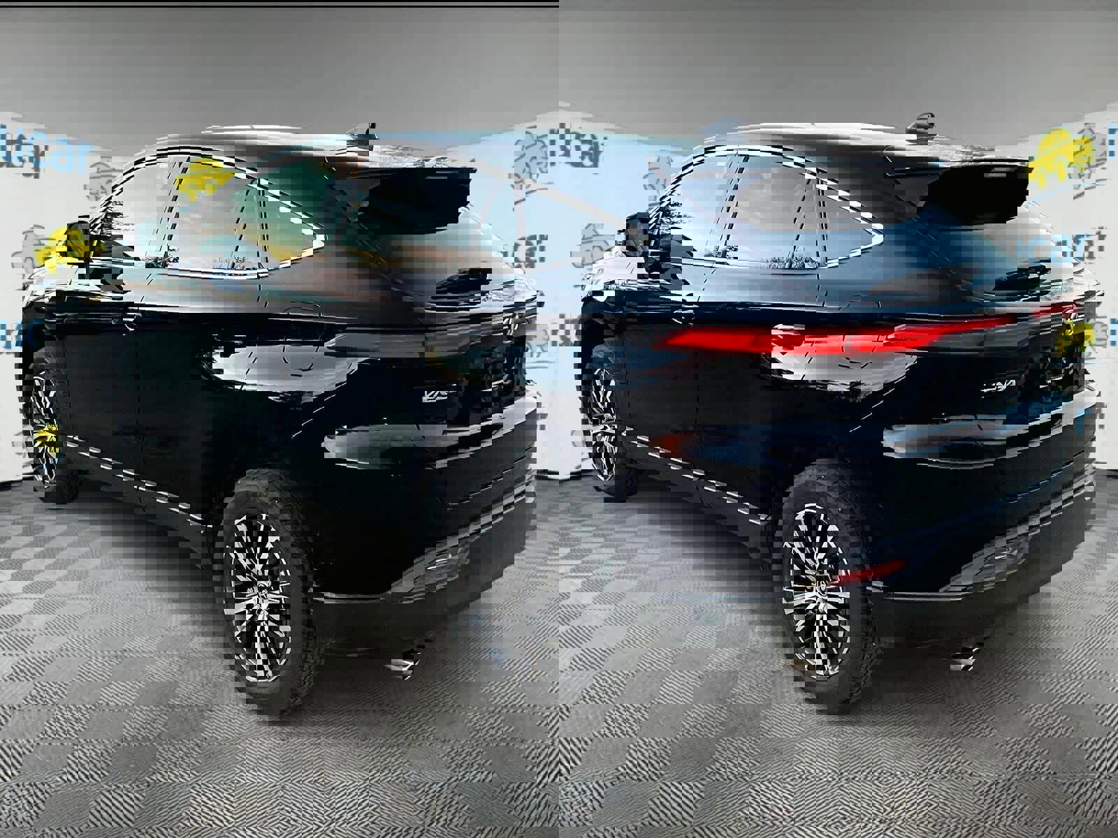 Used 2021 Toyota Venza LE w/ Carpet Mat Package (TMS) image 3