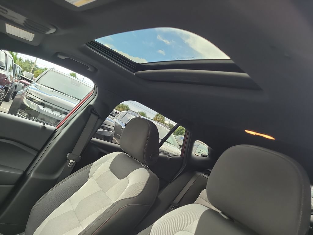 Used 2025 Chevrolet Trax RS w/ Sunroof Package FWD image 21