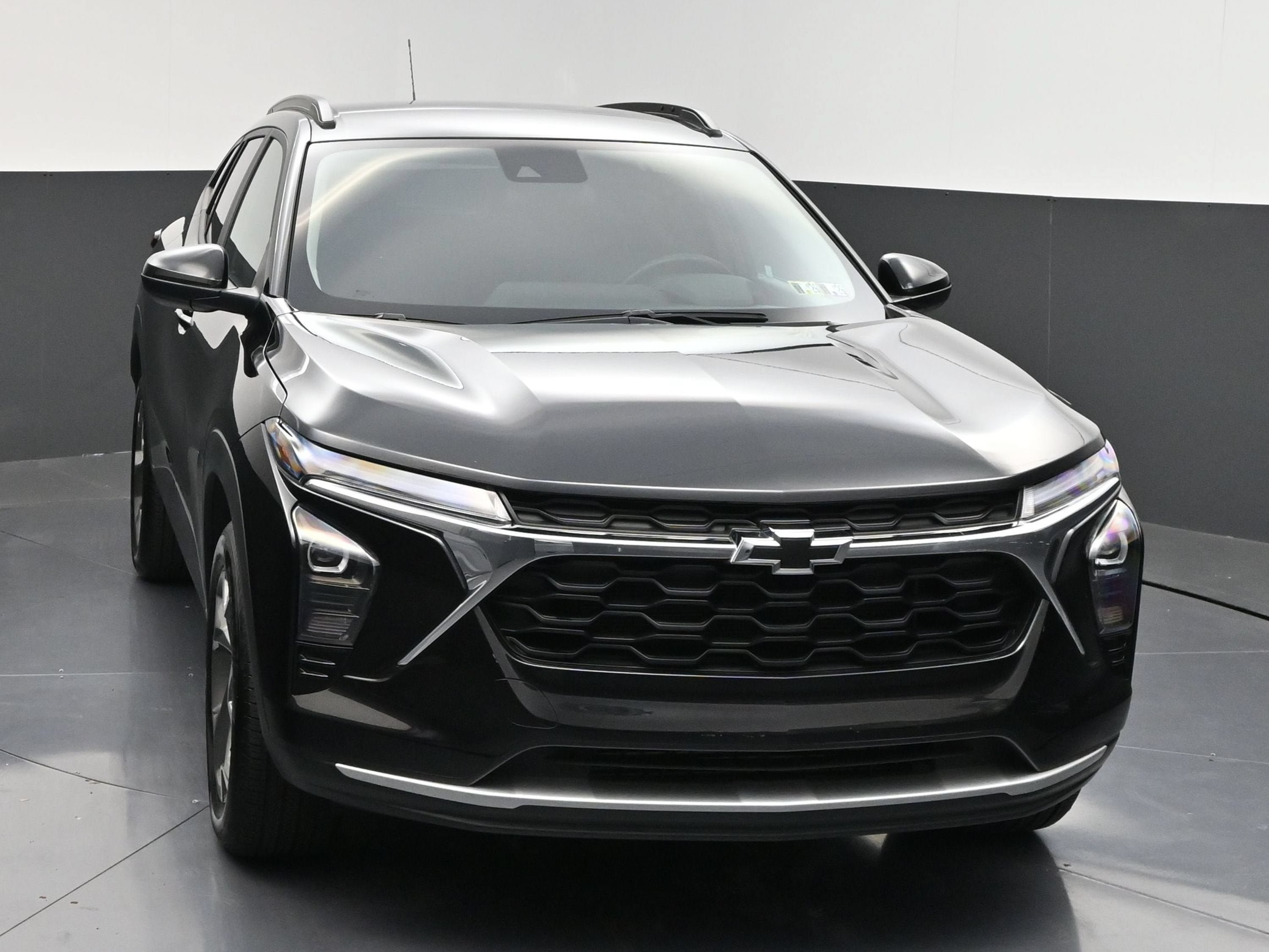 Used 2025 Chevrolet Trax LT w/ LT Convenience Package FWD image 2