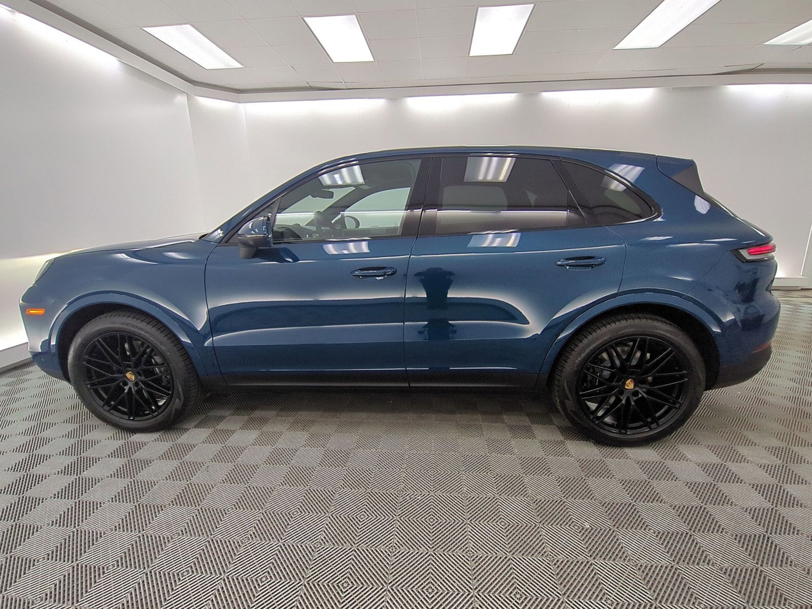 Used 2025 Porsche Cayenne image 2