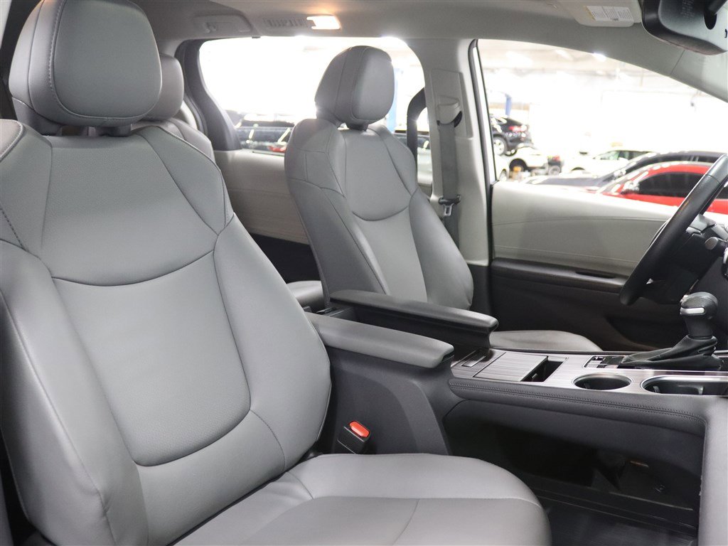Used 2023 Toyota Sienna XLE image 15