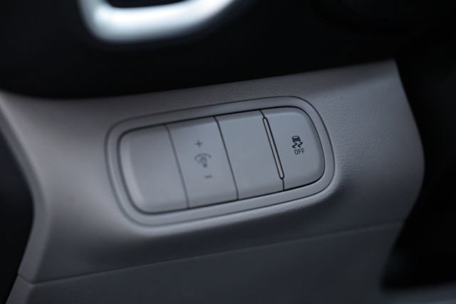 Used 2025 Hyundai Venue SEL FWD image 18