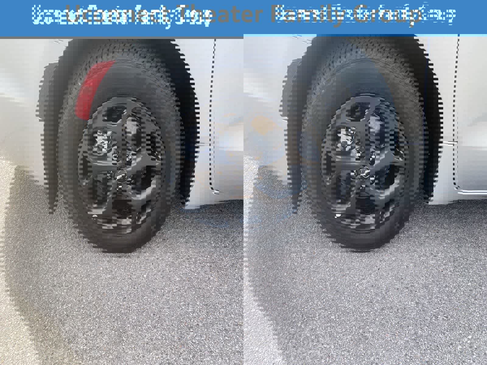 Used 2023 Chrysler Pacifica Limited w/ Uconnect Theater Family Group image 7