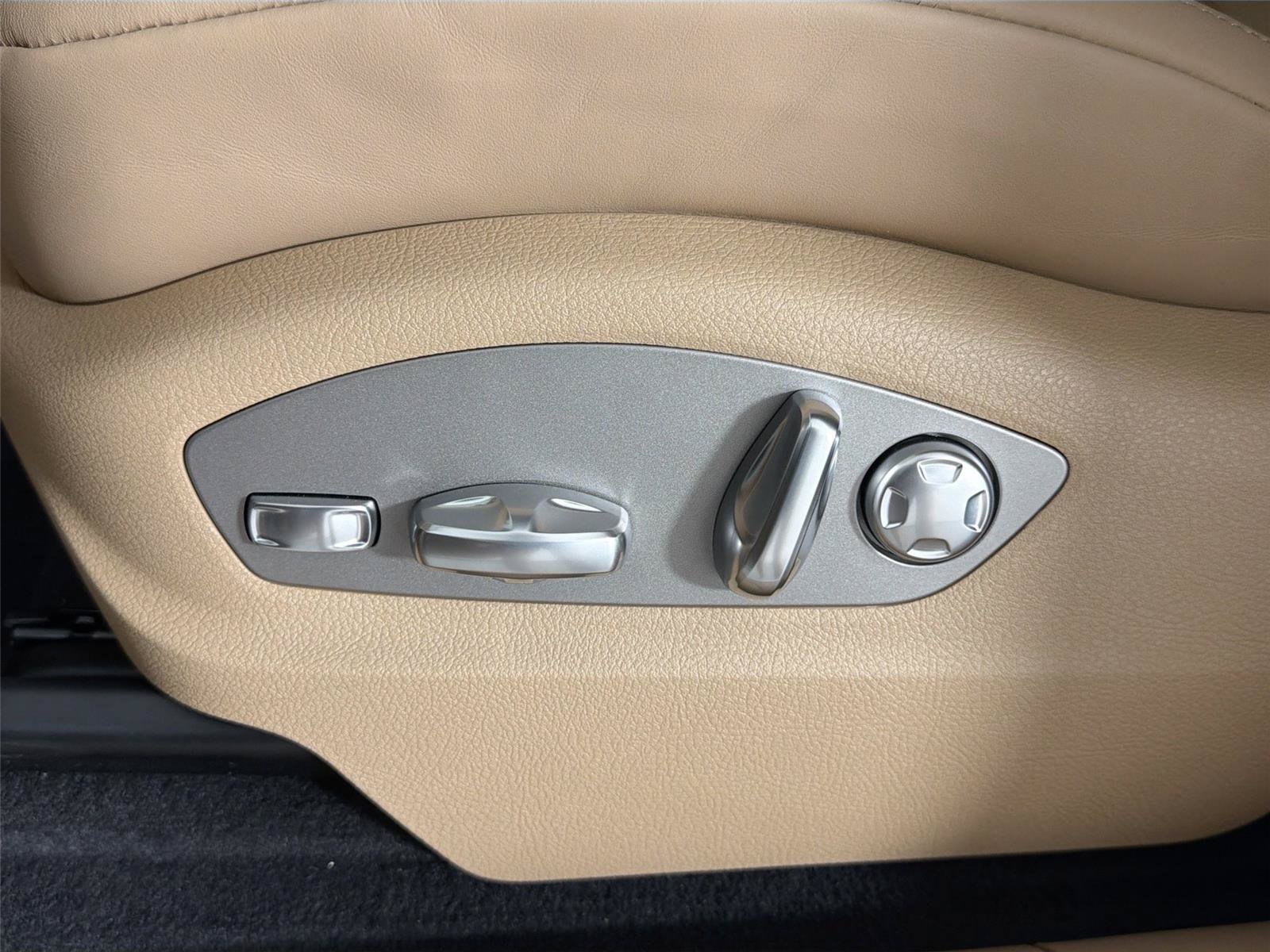 Certified 2026 Porsche Macan Turbo AWD/4WD image 32