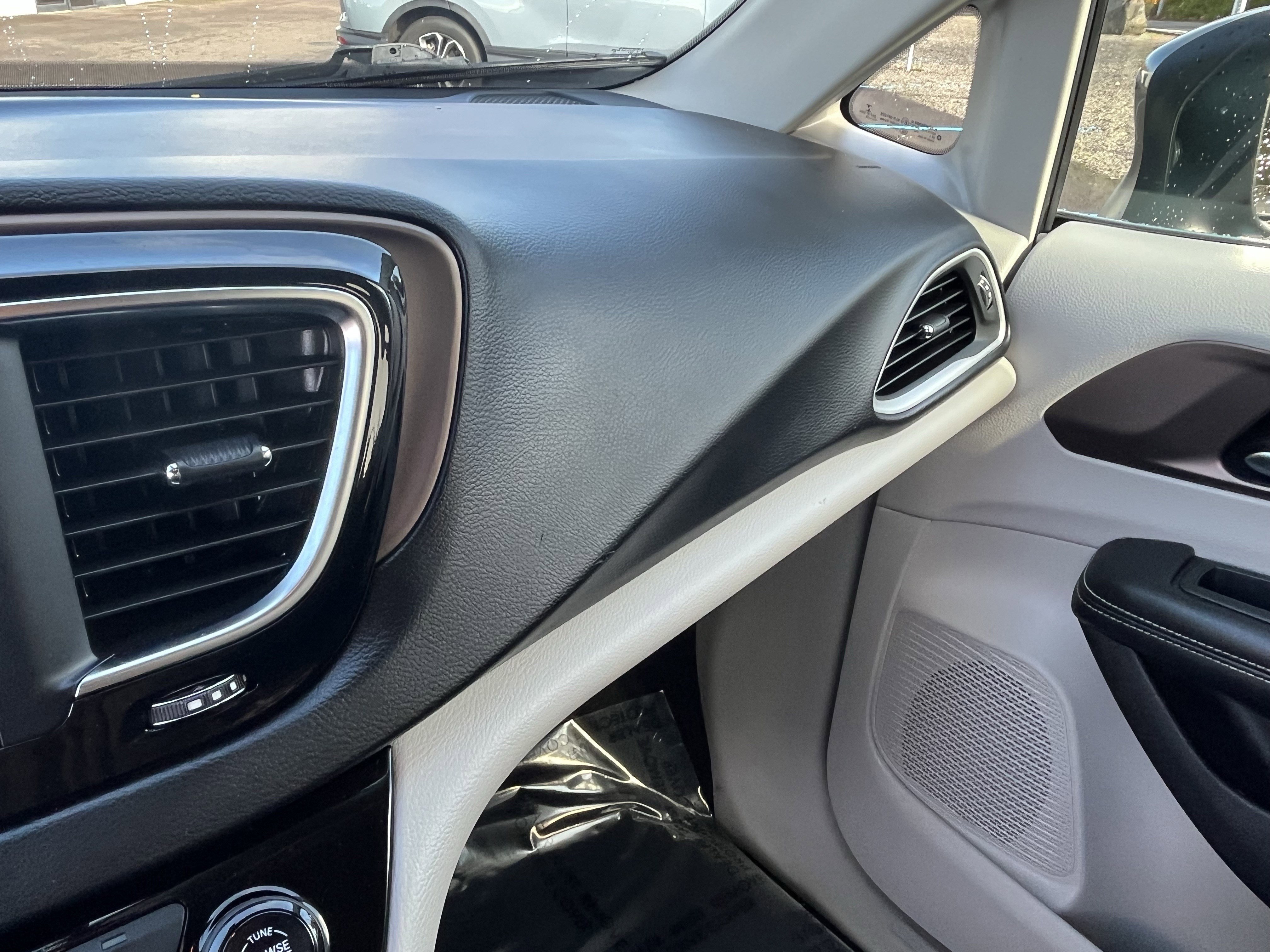 Used 2020 Chrysler Voyager L image 22