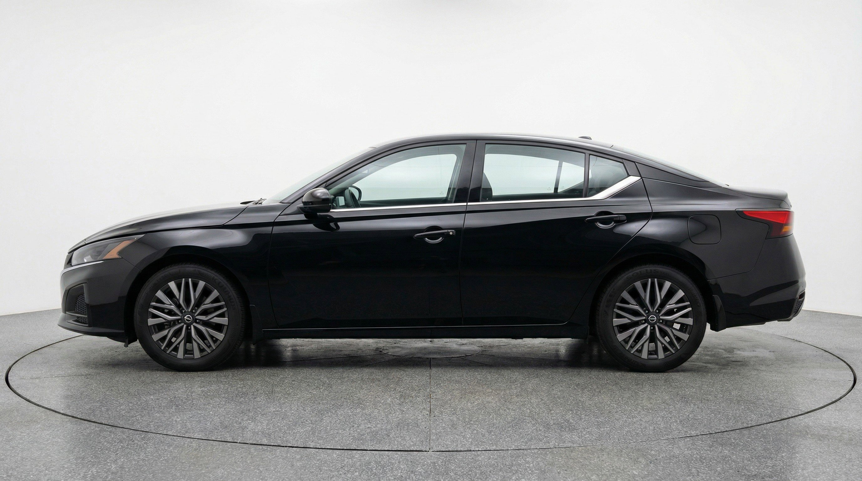 Used 2025 Nissan Altima 2.5 SV image 5