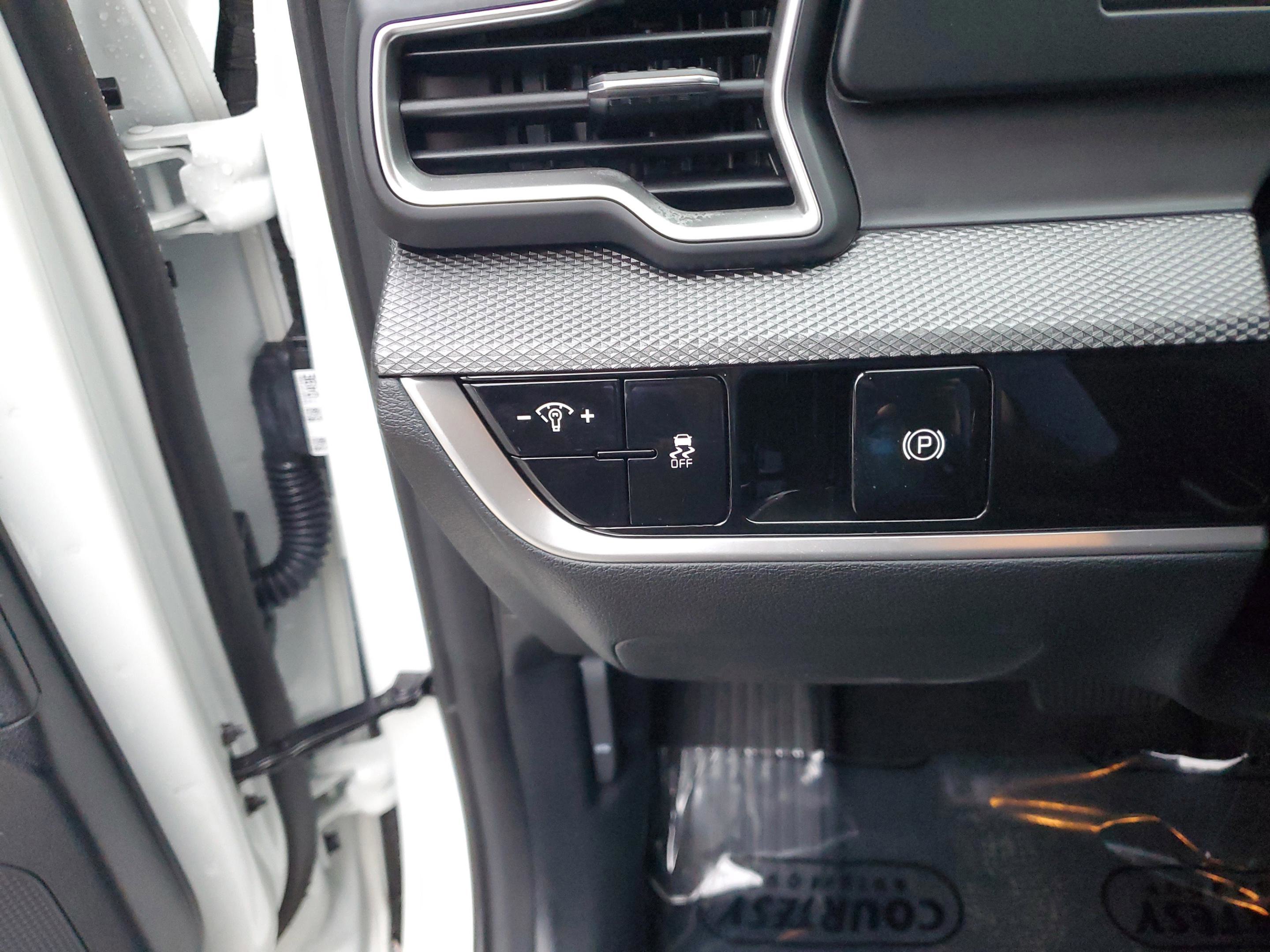 Certified 2025 Kia Sportage LX image 30