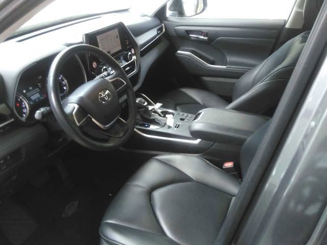 Used 2024 Toyota Highlander XLE image 7