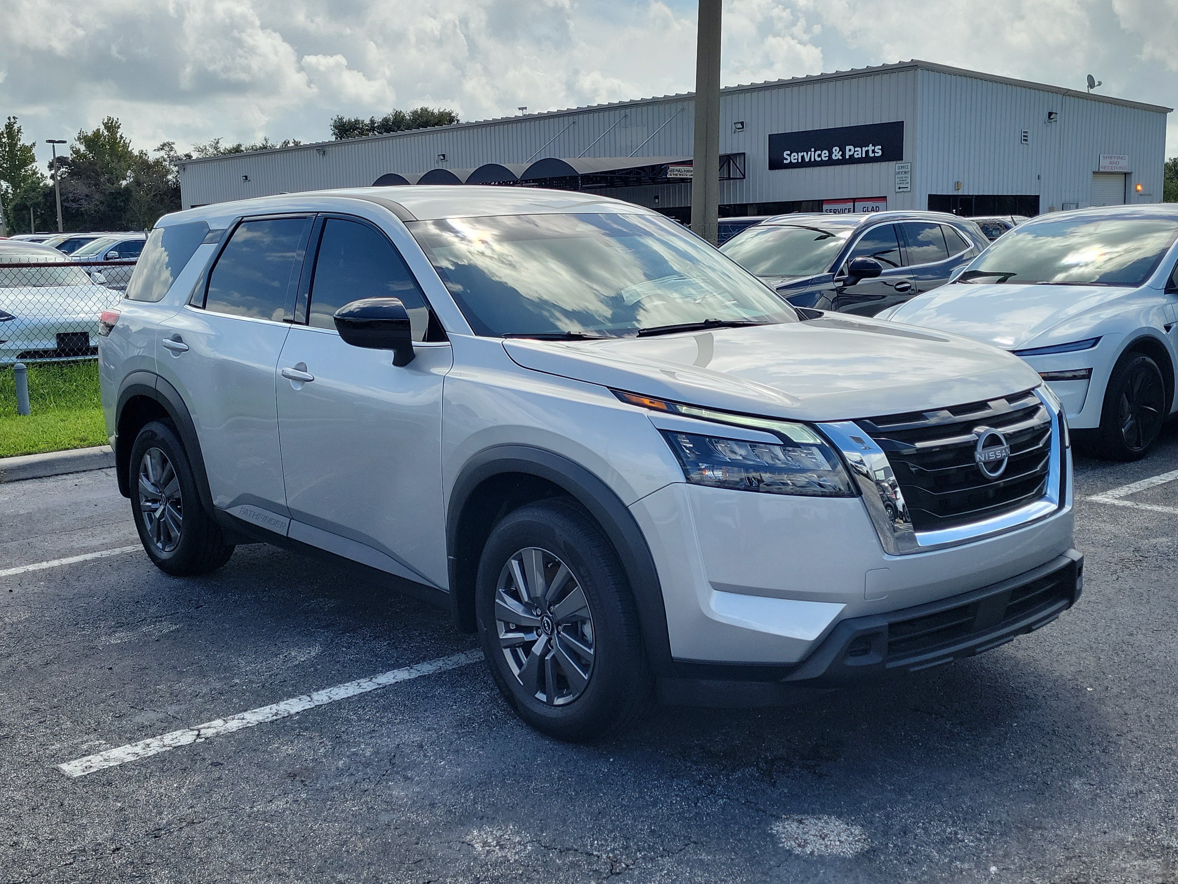 Certified 2025 Nissan Pathfinder S FWD image 3