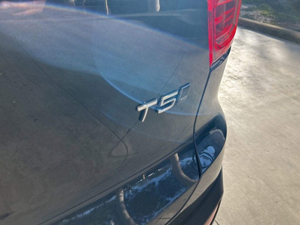 Used 2022 Volvo XC40 T5 R-Design w/ Advanced Package image 21