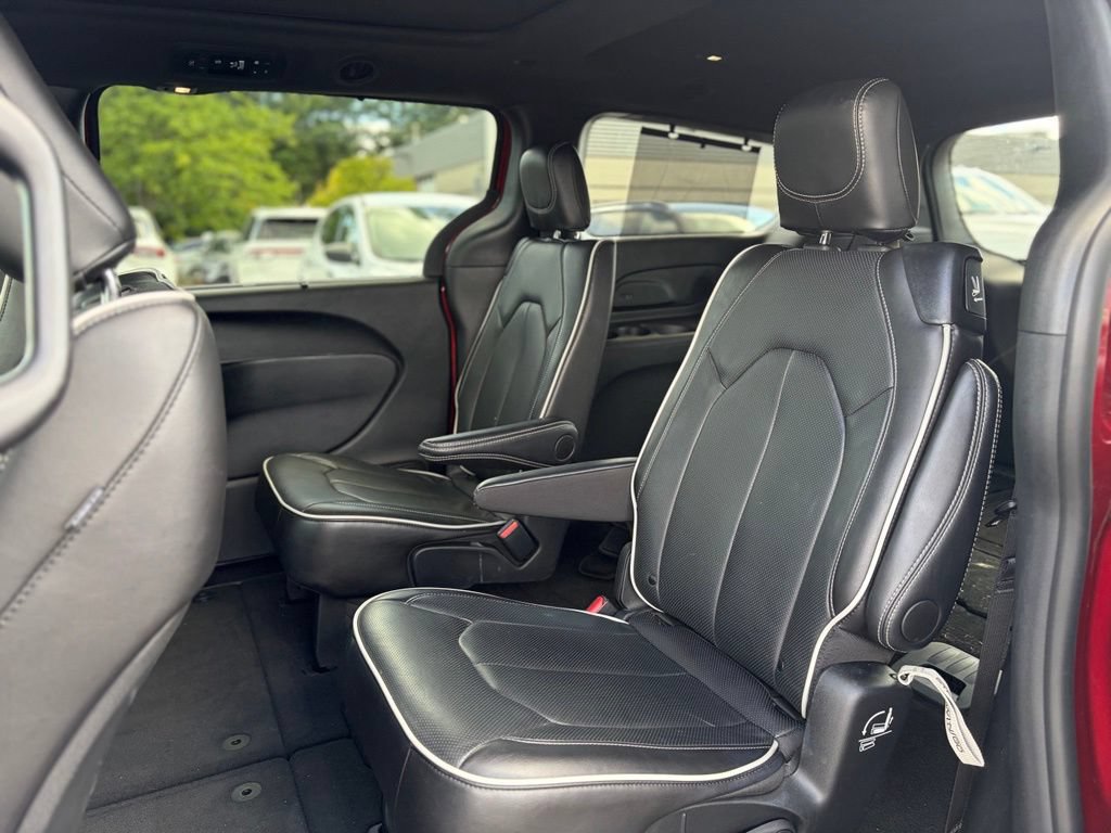 Certified 2025 Chrysler Pacifica Limited FWD image 14