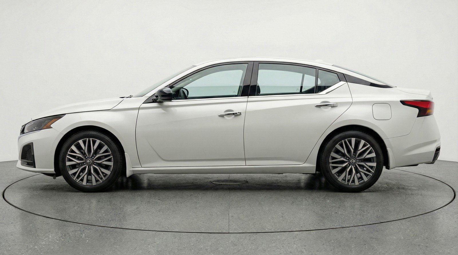 Used 2025 Nissan Altima 2.5 SV FWD image 5