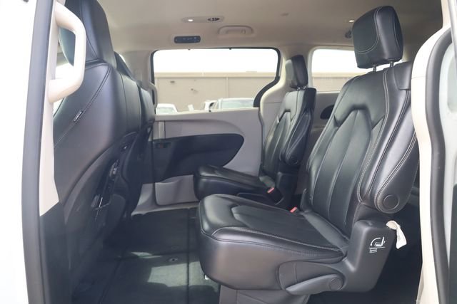 Used 2023 Chrysler Pacifica Touring-L image 21