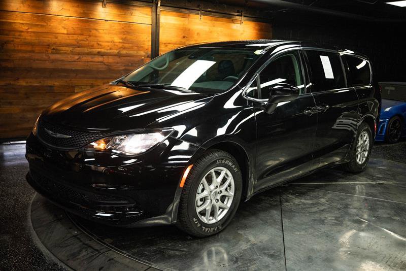 Used 2024 Chrysler Voyager LX image 2