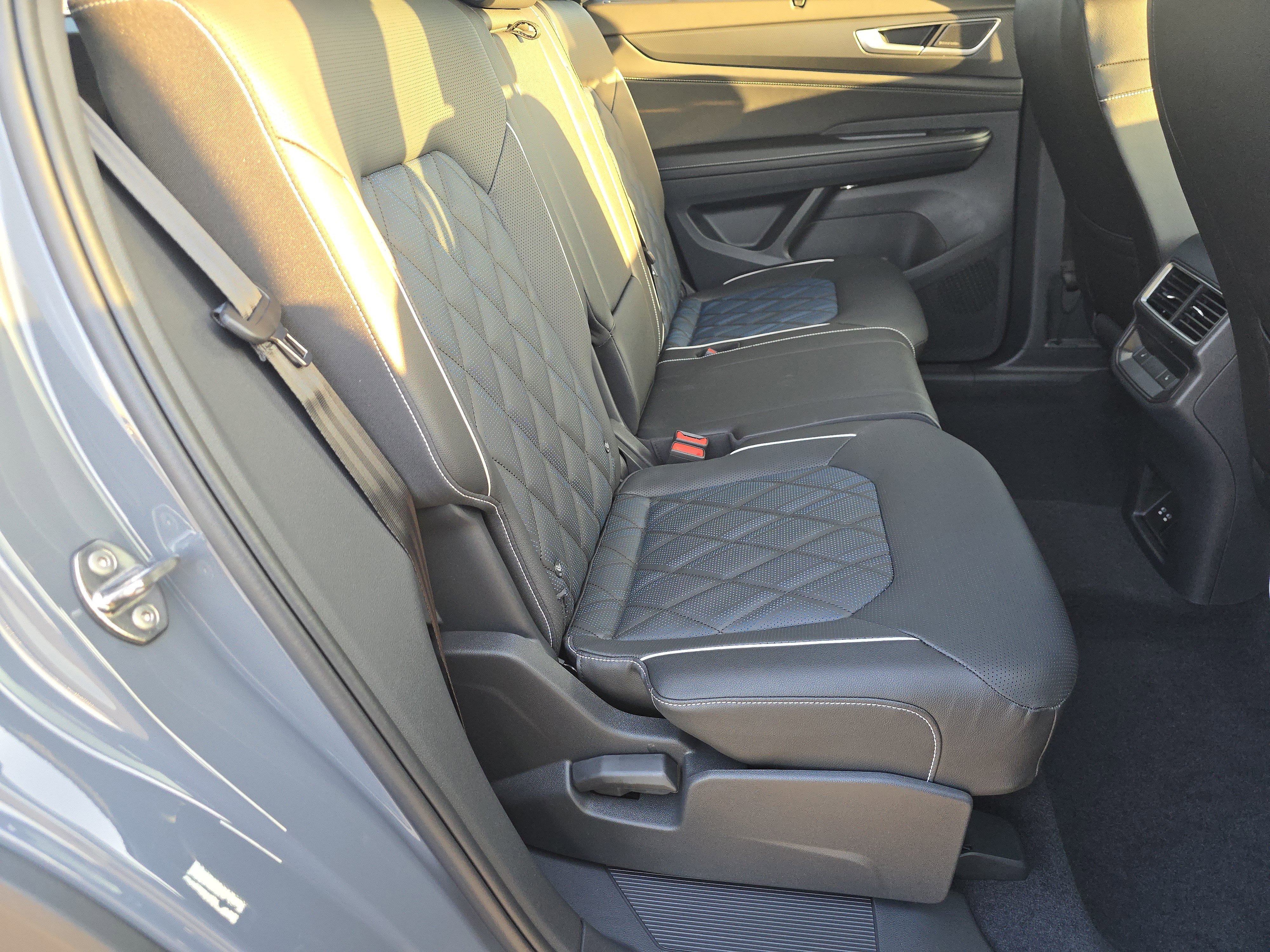 New 2026 Volkswagen Atlas Cross Sport SEL Premium R-Line image 18