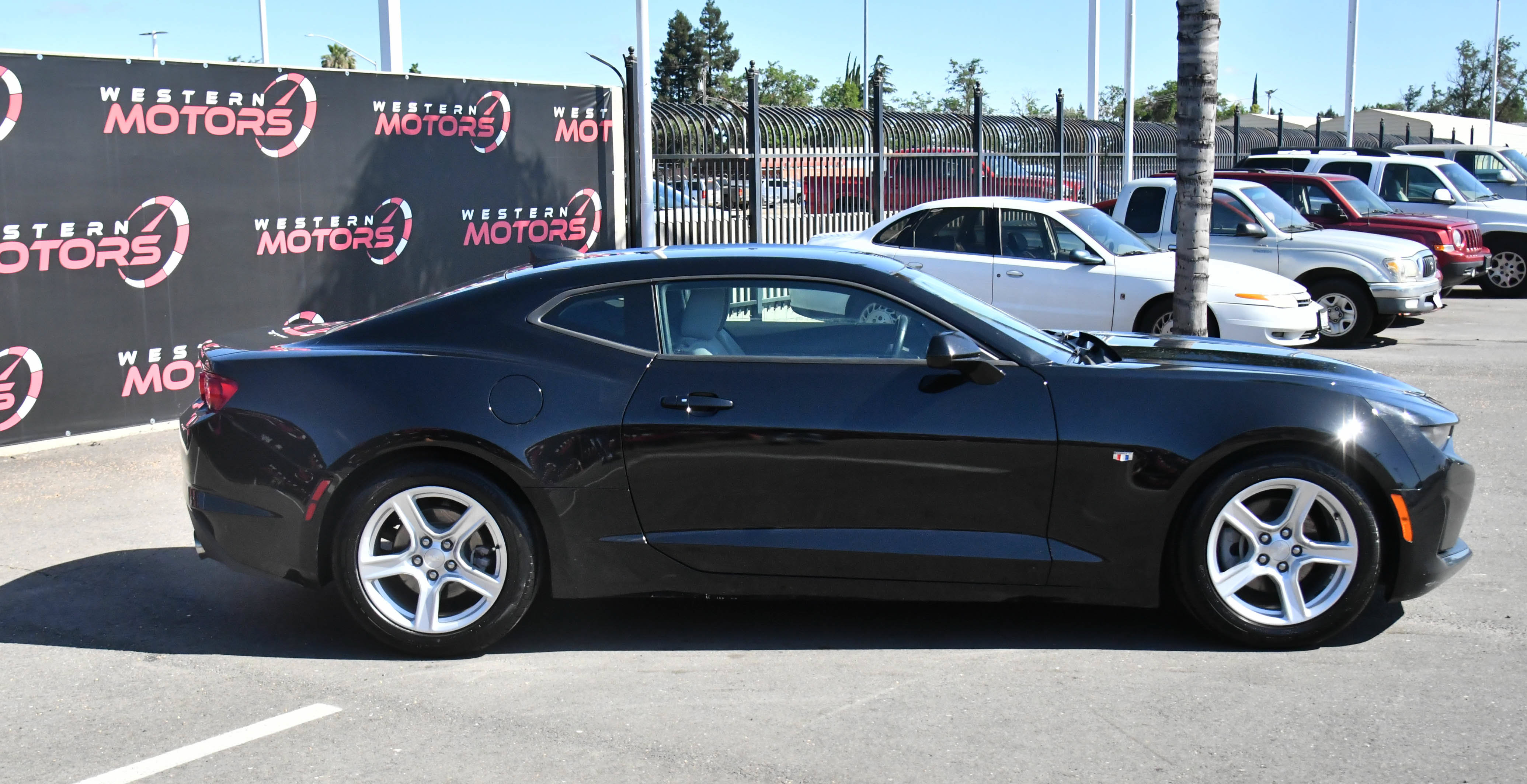 Used 2023 Chevrolet Camaro LT RWD image 9