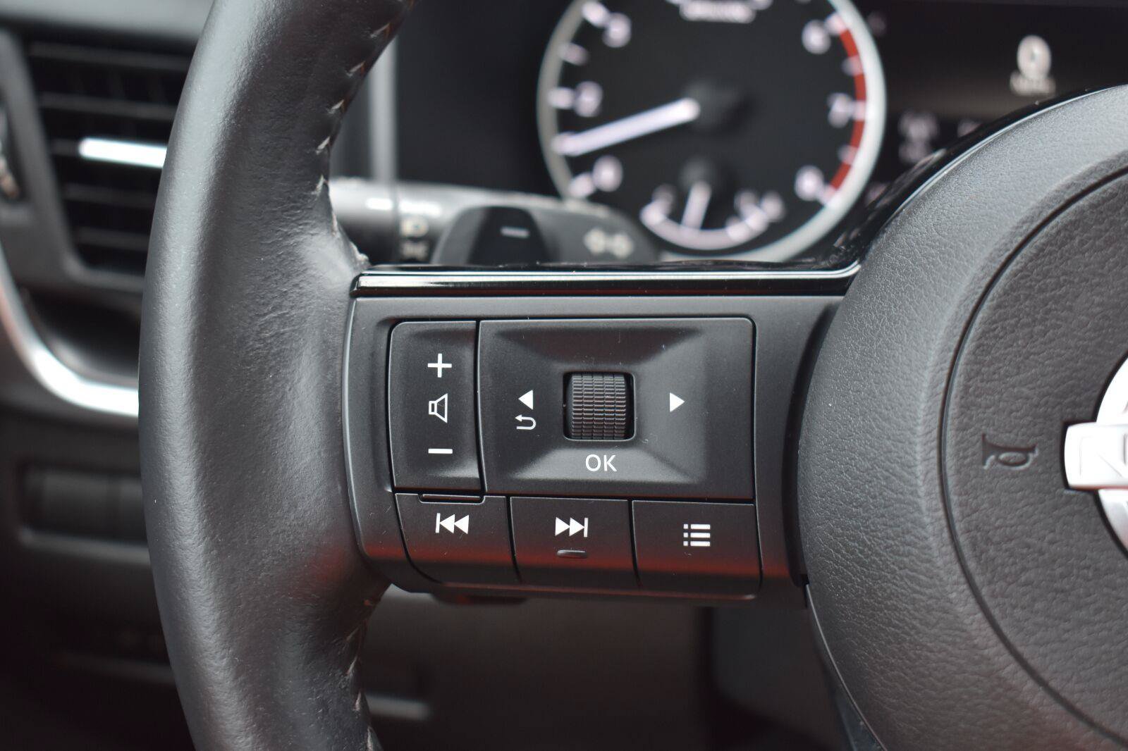 Used 2023 Nissan Rogue SV w/ SV Premium B Package FWD image 30